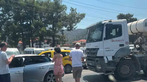 Ortaca trafiğini kilitleyen kaza: Üç araç birbirine girdi