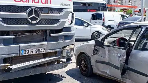 Efeler’de beton mikseri ile otomobil çarpıştı: İtfaiye ekipleri seferber oldu