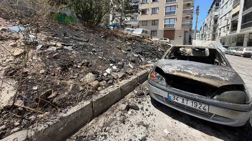 Karabağlar'da çöp yangını dehşeti: Araçlar alevlere teslim oldu