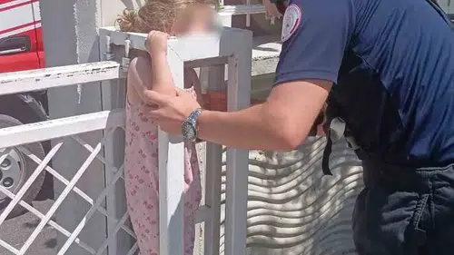 Düğün salonunda korku dolu anlar: Minik çocuğun başı demir kapıya sıkıştı