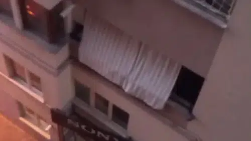 Denizli'de nefes kesen kurtarma: Balkonda asılı kalan yavrusunu bırakmadı