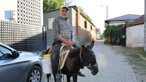 Ehliyeti yok ama 40 yıllık dostuyla trafiğe çıkıyor: Karakaçan onun için otomobilden daha değerli