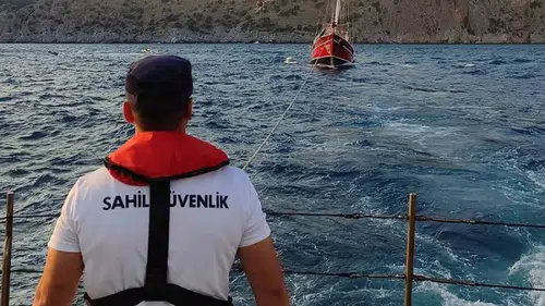 Ortaca açıklarında korku dolu anlar: Sürüklenen yatı Sahil Güvenlik kurtardı