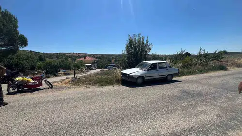 Gördes'te yürekleri ağza getiren kaza: Motosikletli gençler ucuz atlattı