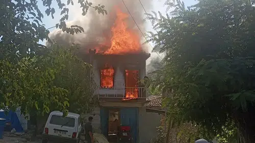 Bayındır'da sabah saatlerinde korkutan yangın: İki katlı ev küle döndü
