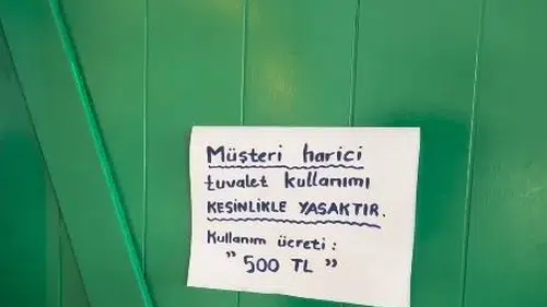 Tatilcilerin Akyaka şoku: Tuvalet kapısına asılan o yazı sosyal medyayı ayağa kaldırdı