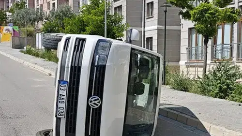 Afyonkarahisar'da trafik kabusu: İki hafif ticari araç birbirine girdi