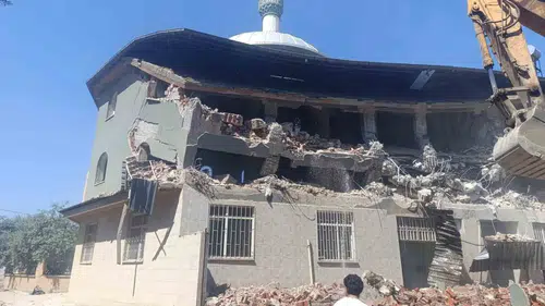 Salihli'de tehlike saçan cami için yıkım kararı uygulandı