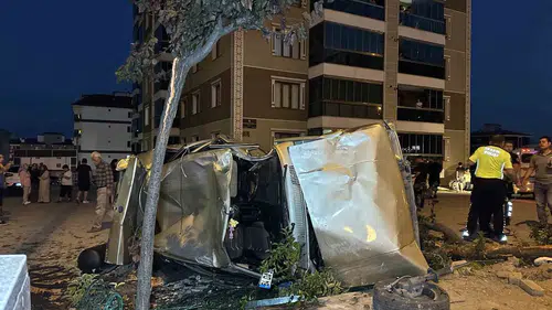Uşak’ta saniyelerle ölçülen facia: Otomobil yayaların arasına daldı