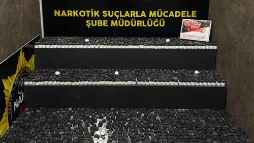 İzmir’de narkotik operasyonu: Zehir tacirlerinin sevkiyatına büyük darbe