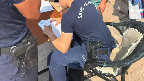 Marmaris'te kılıç balığına eziyet eden şahsa Sahil Güvenlik geçit vermedi