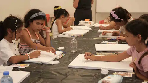Bodrumlu miniklerin sanatla dolu yaz tatili: Tuval başında yeteneklerini keşfediyorlar