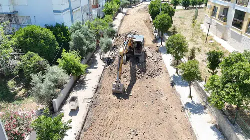 Nazilli’de hummalı çalışma: Hem altyapı yenileniyor hem yeni parklar yükseliyor