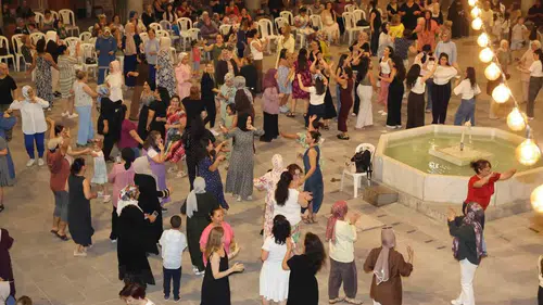 Tarihi dokuda unutulmaz buluşma: Manisalı kadınlar Kurşunlu Han’da stres attı
