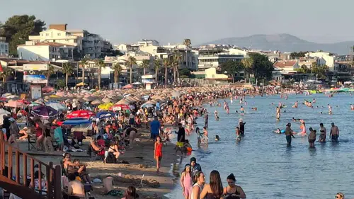 Didim'de termometreler zirveyi gördü: Sahillerde adım atacak yer kalmadı