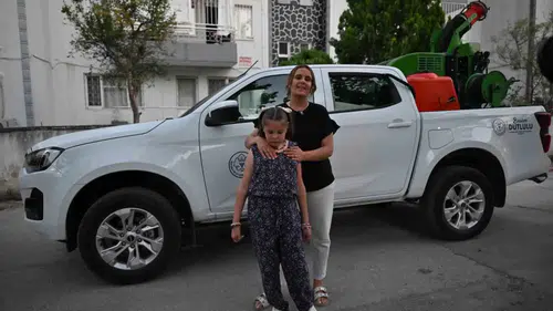 Balkondaki minik hayranın büyük günü: İlaçlama aracına bindi, hayali gerçek oldu