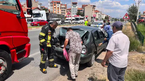 Tavşanlı yolunda korku dolu anlar: Kamyonun biçtiği otomobildeki iki çocuk hastanelik oldu