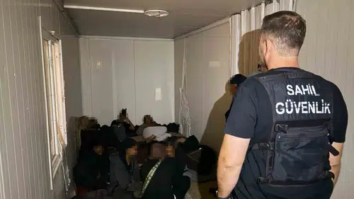 Ege'de kaçak geçişlere geçit yok: Çeşme kıyılarında 54 kişi yakalandı