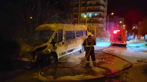 Nazilli'de gece yarısı korkutan manzara: Park halindeki araç küle döndü