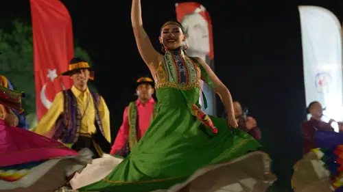 Denizli’de dünya rüzgarı: 20 ülkeden gelen dansçılar şehri festivale boğdu