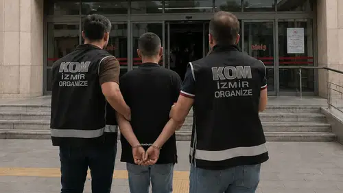 İzmir'de silah kaçakçılığına geçit yok: Evinden cephanelik çıktı