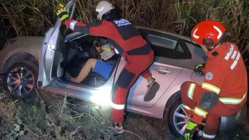 Dalaman’da korku dolu anlar: Kontrolden çıkan otomobil sulama kanalına devrildi