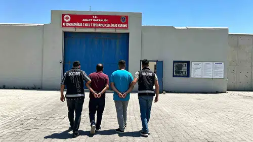 Afyonkarahisar yolunda kaçakçılık operasyonu: 5 yıl hapis cezası bulunan iki firari yakalandı