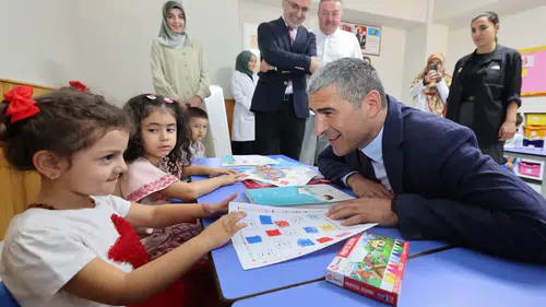 Minik öğrencilerin cami heyecanına Vali Aktaş ortak oldu