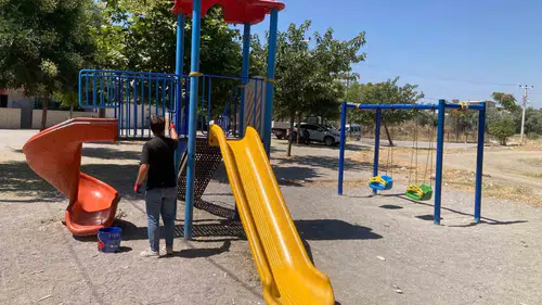 Yunusemre'de oyun alanlarina yaz bakimi: Çocuklarin keyfi yerine gelecek