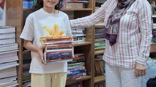 12 yaşındaki Nilay'dan eğitime büyük destek: Okuduğu kitapları kütüphaneye hediye etti