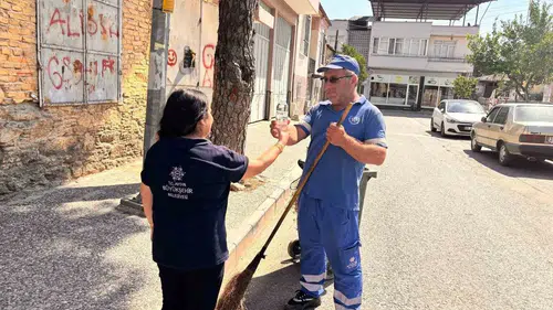 Kavurucu sıcaklar Aydın’da mesaiyi durduramadı: Emekçilere serinleten destek