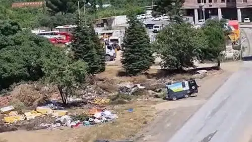 Kemalpaşa'da pes dedirten manzara: Belediye binasının arka bahçesi çöplüğe döndü