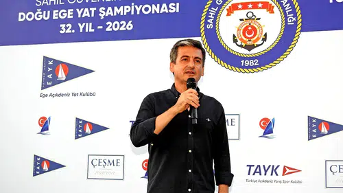 Çeşme’nin rüzgarlı sularında yelken heyecanı zirve yaptı: Şampiyonlar kupalarına kavuştu