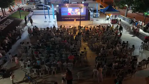 Yenipazar’da nostalji rüzgarı: Çocuklar açık havada sinemanın tadını çıkardı