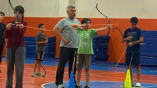 Sarıgöl'de genç okçular yay gerdi, hedefleri on ikiden vurdu