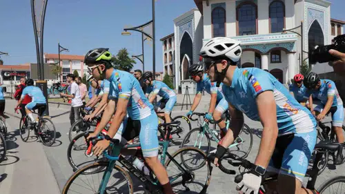Pedallar demokrasi kahramanı için döndü: Kütahya’dan Niğde’ye anlamlı yolculuk
