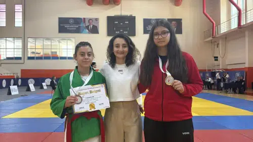 Kütahya’nın gururu oldular: Genç sporcular Düzce’den madalyalarla döndü