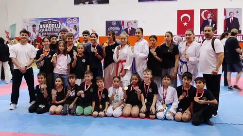 Alaşehirli karatecilerin İzmir çıkarması: 27 madalya ile kupa sevinci