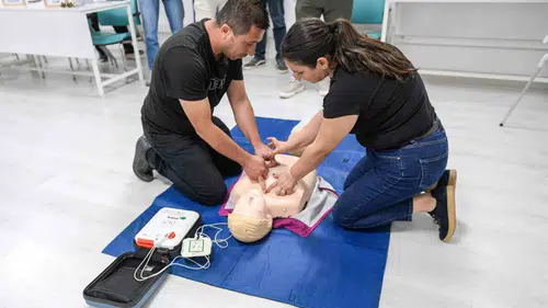 Saniyelerle yarışan eller: İzmir’de binlerce kişi hayat kurtarmayı öğreniyor