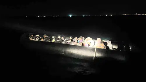 Ege'de gece operasyonu: Kaçak göçmenleri taşıyan bota jandarma ve sahil güvenlik geçit vermedi