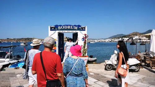 Bodrum’un yeni simgesi Kumbahçe’de: Ege’nin mavisi kapılara taşındı