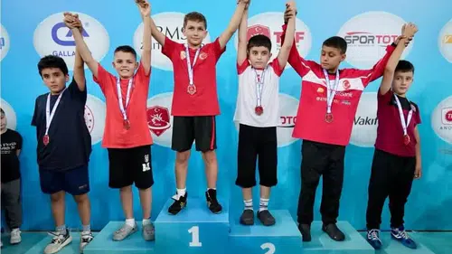 Ankara’daki dev şampiyonada Aliağa rüzgarı: İki sporcu kürsüye yaklaştı
