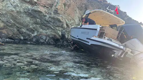 Marmaris açıklarında korkutan kaza: Kontrolden çıkan tekne kayalıklara vurdu