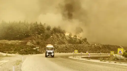 Seydikemer'de orman yangını paniği: Fethiye-Antalya yolu trafiğe kapatıldı