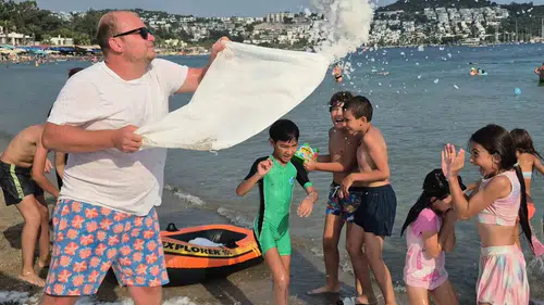 Bodrum sahillerinde sıra dışı serinlik: Kumsala tonlarca buz döktürdü