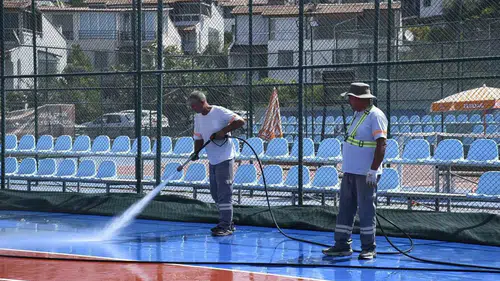 Kuşadası Tenis Kulübü’nde hijyen mesaisi: Kortlar pırıl pırıl oldu