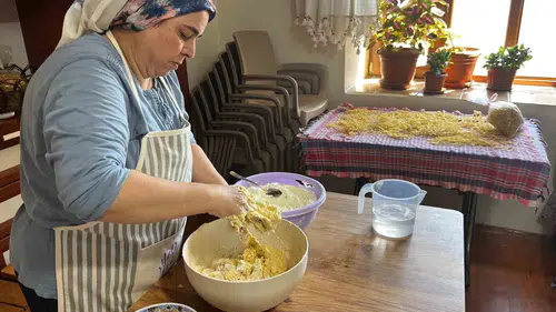 Buldan’da Kış Hazırlığı Mesaisi: Doğal Tarhana ve Erişte, Bez Keselerde Saklanıyor