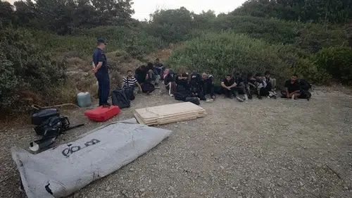 Çeşme kıyılarında sabah operasyonu: 16 kaçak göçmen yakalandı