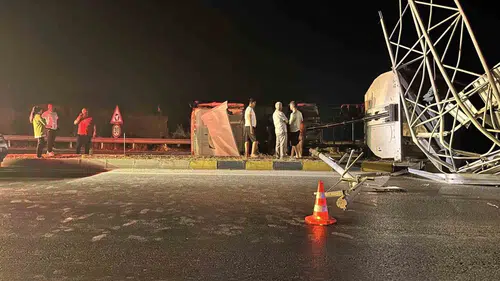 İzmir'de dikkatsizlik faciaya davetiye çıkardı: Dorsesi açık unutulan tır devrildi