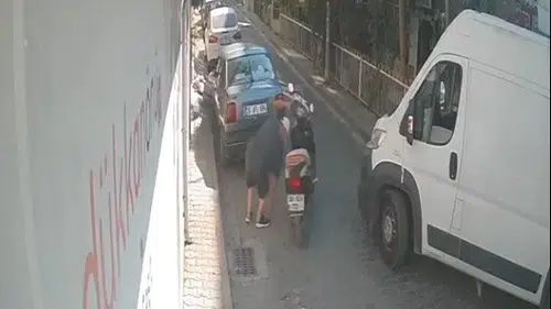 Bayraklı'da Noter Dönüşü Para Avı: Yerde Buldu, Cebe Attı, Polis Peşini Bırakmadı